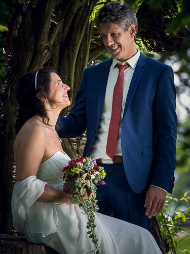 Hochzeitsfotos mit Braut und Bräutigam im Rosengarten