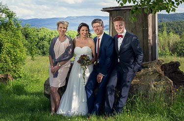Familienfoto vor der Schwarzwaldkulisse auf der Langenhard Hochzeit
