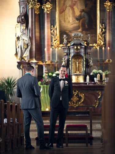 Bräutigam wartet in der Kirche auf Braut und Vater