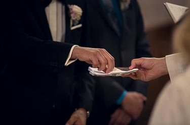 Ringe in der Kirche bei Hochzeit