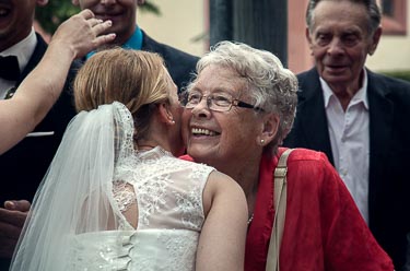 Oma gratuliert Braut nach der Trauung