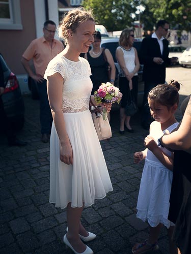 Braut mit Blumenstrauß vor Standesamt in Rust