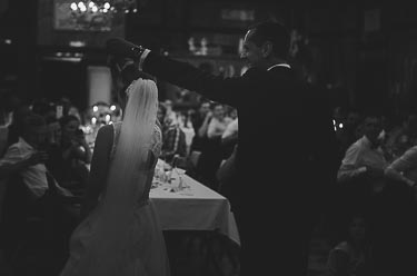 Hochzeitstanz bei gedimmtem Licht in schwarz-weiß