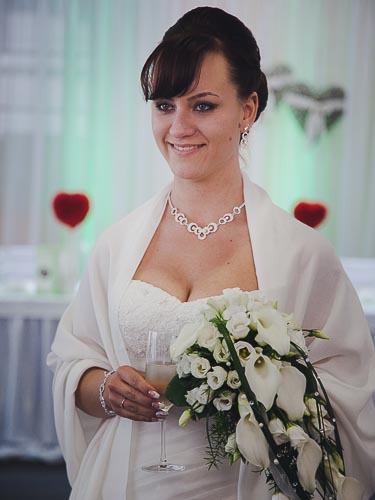 Brautshooting mit Brautstrauß und Sekt